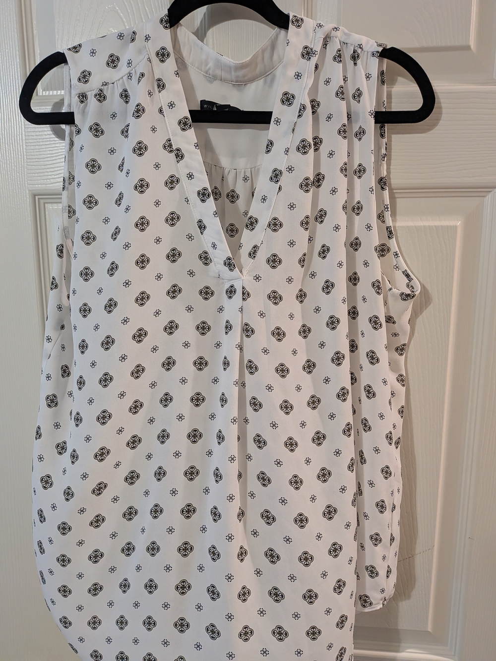 Willi Smith White Sleeveless V-Neck Blouse with Black Medallion Print